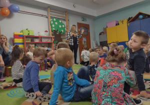 Ciocia Iwonka zadaje dzieciom ciekawe pytania dotyczące bajki edukacyjnej